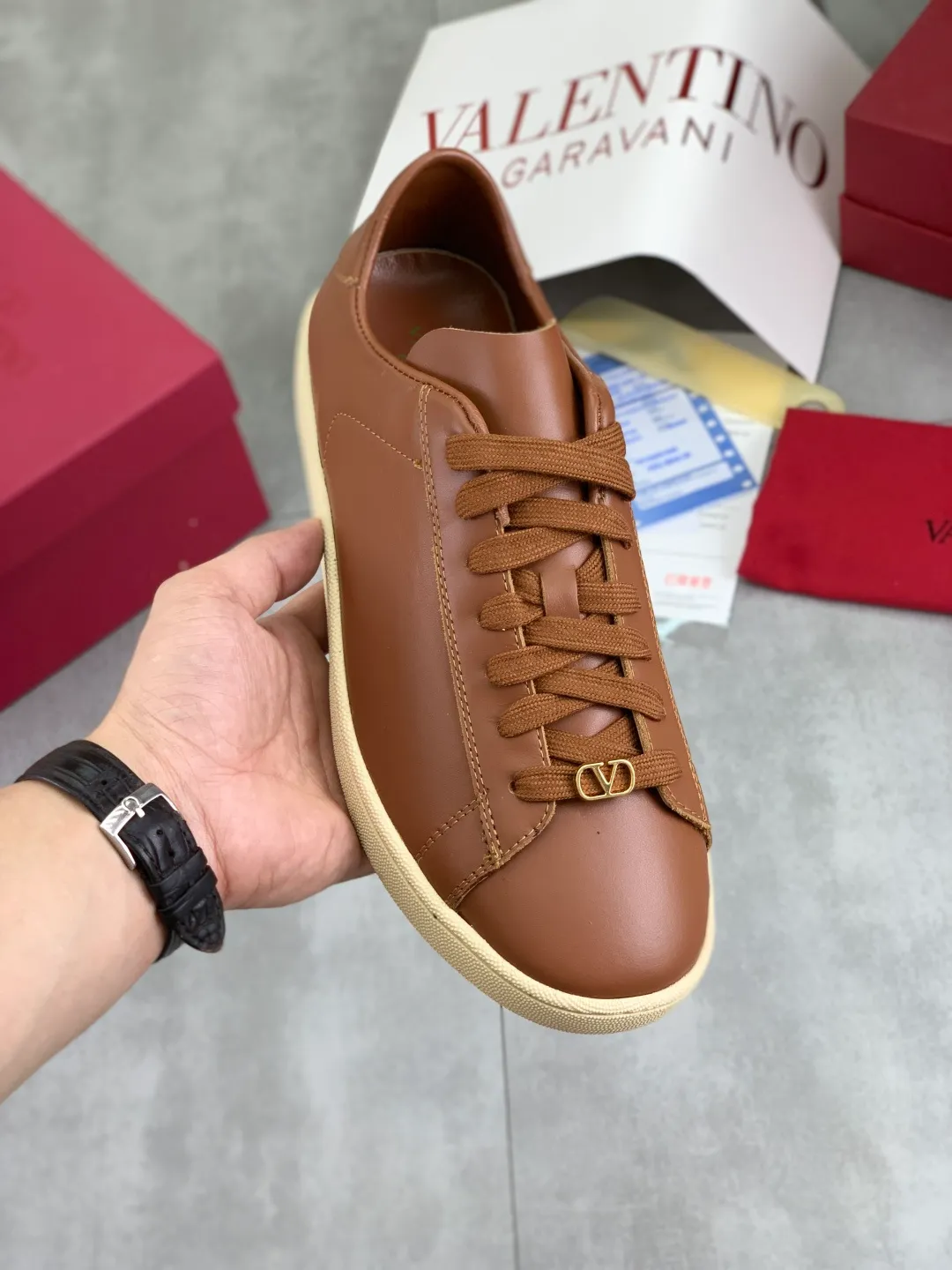 Men's men's shoes 💰P520 New style 💰 Top version Valentino Valentino 25/ Royco series Cherry 🍒Couple style Casual sneakers White shoes Original purchase and development Production Classic and timeless low-top sneakers outline a lazy silhouette, supplemented by low-key and restrained brand details, evolved into a must-have item in the wardrobe, comfortable and versatile!  ✔️Fabric: Original customized first-layer cowhide ✔️Inner lining: Imported breathable sheep lining ✔️Sole: Original molded anti-slip rubber material ✔️Size: 38-45